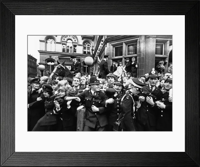 Framed Print : Premier of A Hard Days Night, crowds gather to catch sight of Framed Print : Premier of A Hard Days Night, crowds gather to catch sight of