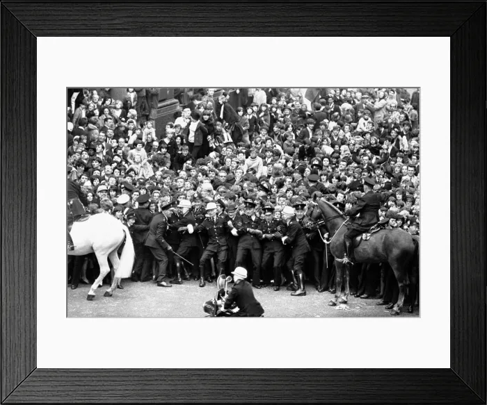 Framed Print : Premier of A Hard Days Night, crowds gather to catch sight of Framed Print : Premier of A Hard Days Night, crowds gather to catch sight of