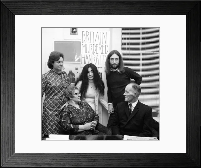 Framed Print : John Lennon with Yoko Ono support action to free James Hanratty of murder charge here Framed Print : John Lennon with Yoko Ono support action to free James Hanratty of murder charge here