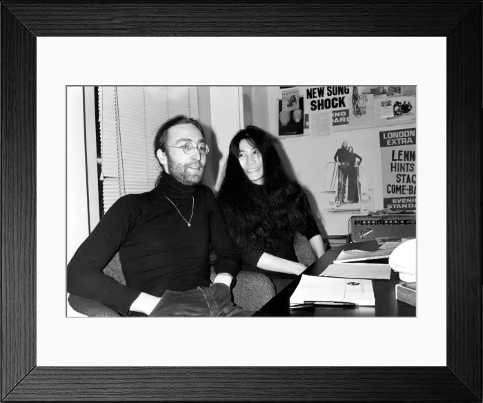 Framed Print : Beatles singer John Lennon with wife Yoko Ono sends his MBE back to The Queen
