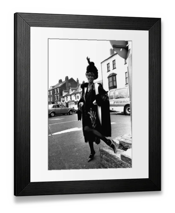 Framed Print : Actress Sue Lloyd in Tynemouth on 30th July 1986 dressed in her costume for her role in Framed Print : Actress Sue Lloyd in Tynemouth on 30th July 1986 dressed in her costume for her role in