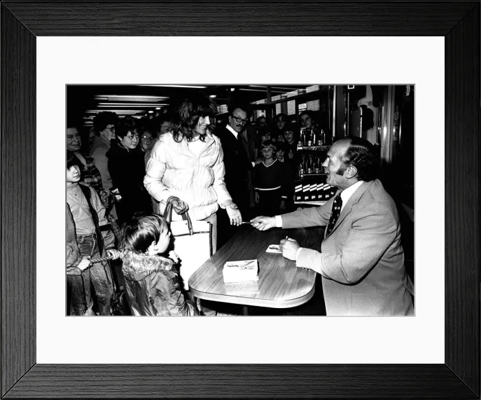 Framed Print : Boxer Henry Cooper visited British Home Stores in Newcastle on 22nd October 1980 to sign Framed Print : Boxer Henry Cooper visited British Home Stores in Newcastle on 22nd October 1980 to sign