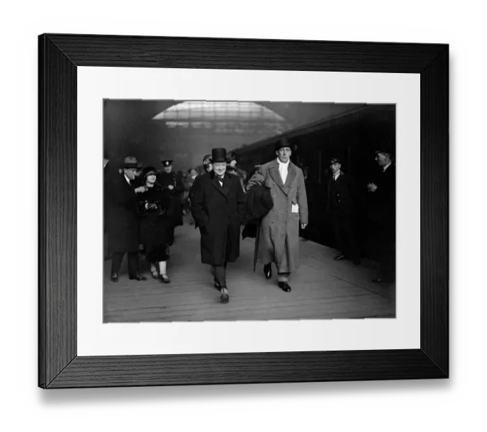 Framed Print : Winston Churchill with Lord Wodehouse at Victoria Train Station en route for Paris