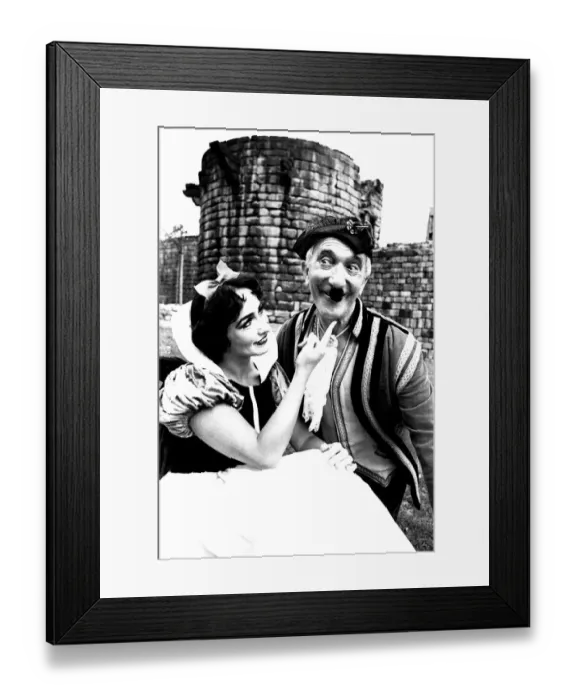 Framed Print : Carol Leroy and Nat Jackley on a photoshoot on the Newcastle City Walls for