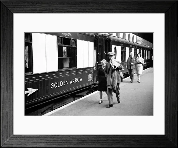 Framed Print : General scenes of a day in the life of Londons Victoria Station Framed Print : General scenes of a day in the life of Londons Victoria Station