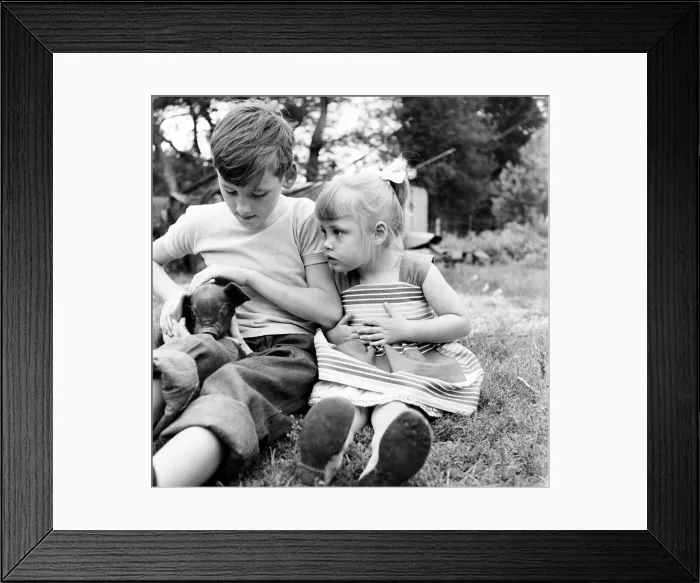 Framed Print : Siblings, Helen (3) and Paul Burrows (9) from Waterloo, London Framed Print : Siblings, Helen (3) and Paul Burrows (9) from Waterloo, London