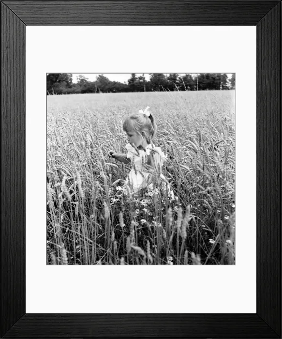 Framed Print : Siblings, Helen (3) and Paul Burrows (9) from Waterloo, London Framed Print : Siblings, Helen (3) and Paul Burrows (9) from Waterloo, London