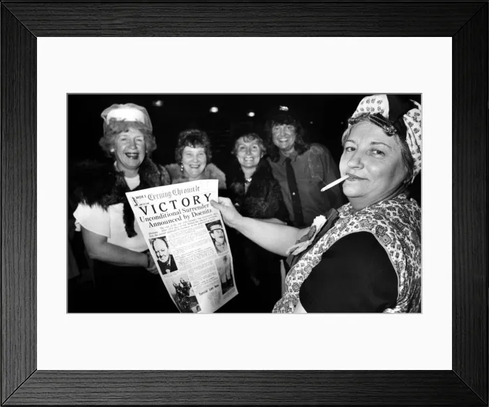 Framed Print : World War Two - Second World War - Celebrations in the Mayfair, Newcastle