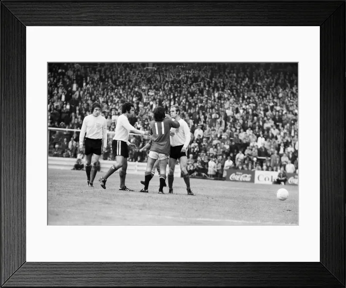 Framed Print : George Best action Manchester United v Fulham. 8th August 1971 Framed Print : George Best action Manchester United v Fulham. 8th August 1971