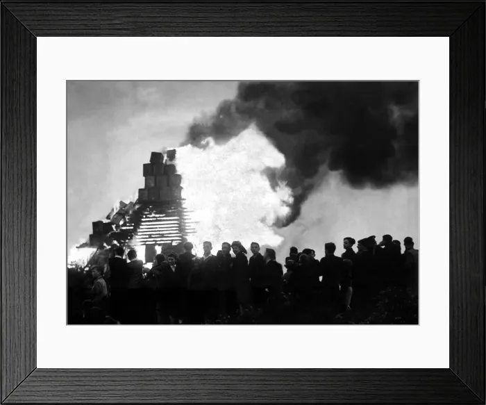 Framed Print : World War Two - Second World War - VE Day celebrations. Residents of Wrekenton, Gateshead