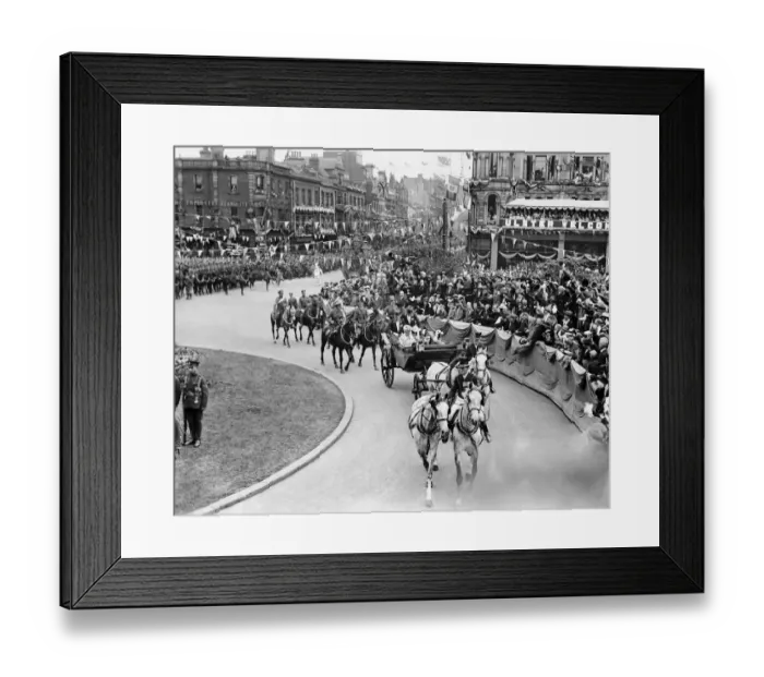 Framed Print : King George V and Queen Mary arrive for the opening of the parliament of Northern Ireland Framed Print : King George V and Queen Mary arrive for the opening of the parliament of Northern Ireland