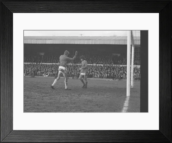 Framed Print : George Best playing for Manchester United v West Bromwich Albion. 18th January 1964 Framed Print : George Best playing for Manchester United v West Bromwich Albion. 18th January 1964