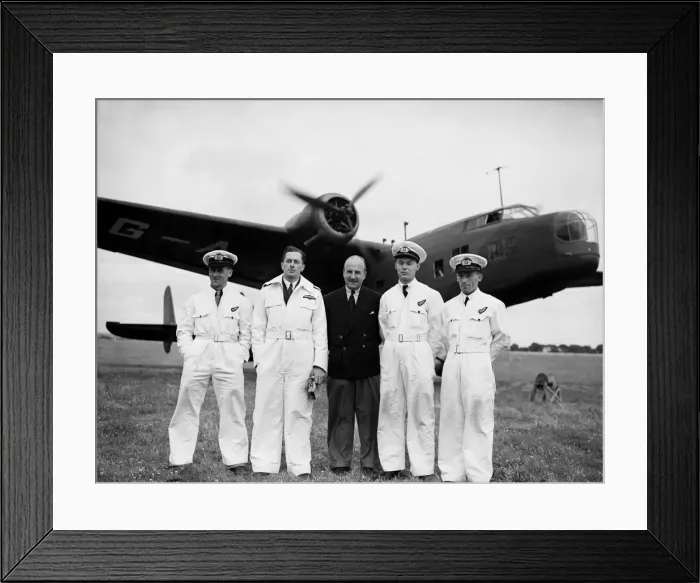 Framed Print : The crew of G-AFRL Handley Page H. P. 54 Harrow of Flight Refuelling Ltd pose with Sir Alan