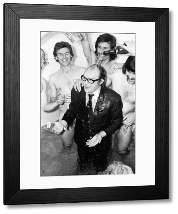 Framed Print : Luton Town 3 - 4 Sunderland, Division Two League match at Kenilworth Road Framed Print : Luton Town 3 - 4 Sunderland, Division Two League match at Kenilworth Road