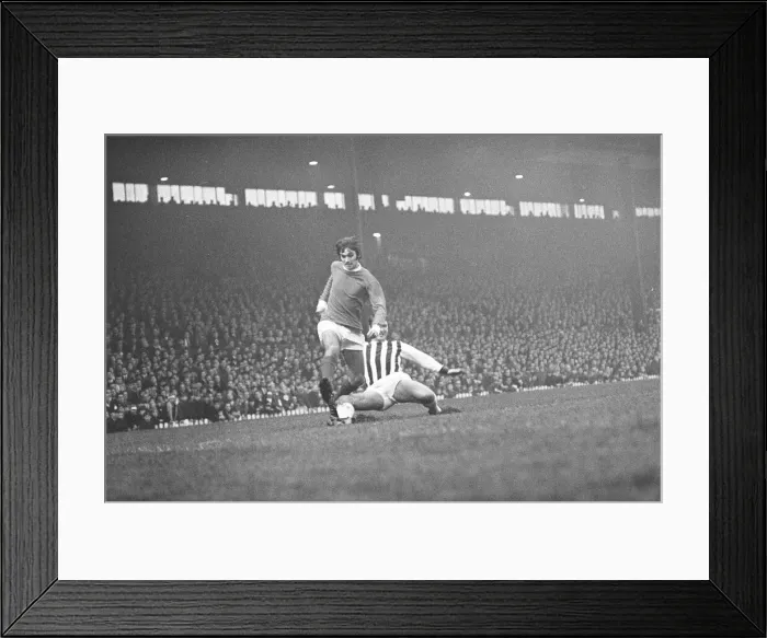 Framed Print : English League Division One match at Old Trafford, Manchester United 2 v West Bromwich Framed Print : English League Division One match at Old Trafford, Manchester United 2 v West Bromwich