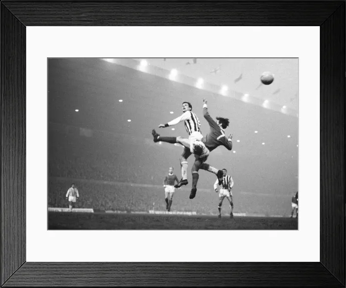 Framed Print : English League Division One match at Old Trafford, Manchester United 2 v West Bromwich Framed Print : English League Division One match at Old Trafford, Manchester United 2 v West Bromwich