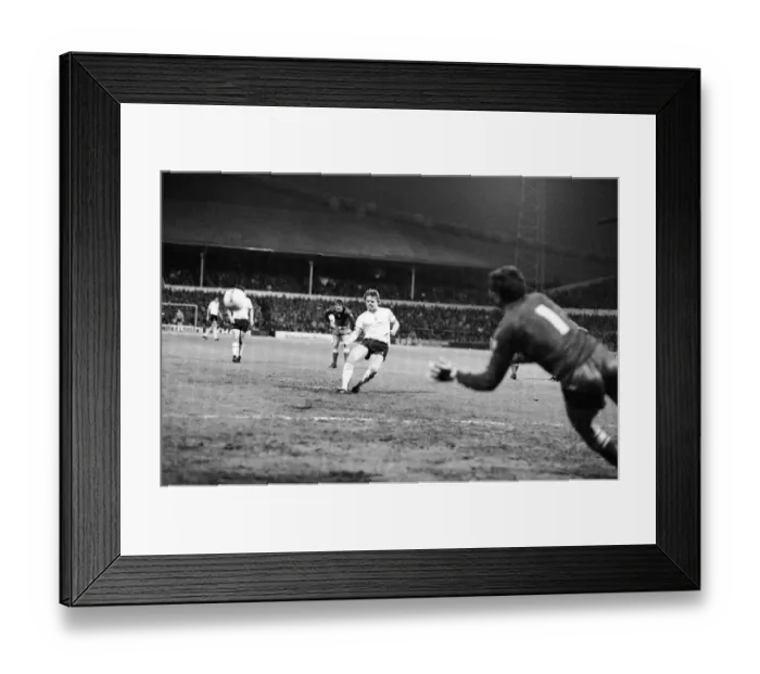 Framed Print : English League Division One match at White Hart Lane. Tottenham Hotspur v Swansea Framed Print : English League Division One match at White Hart Lane. Tottenham Hotspur v Swansea