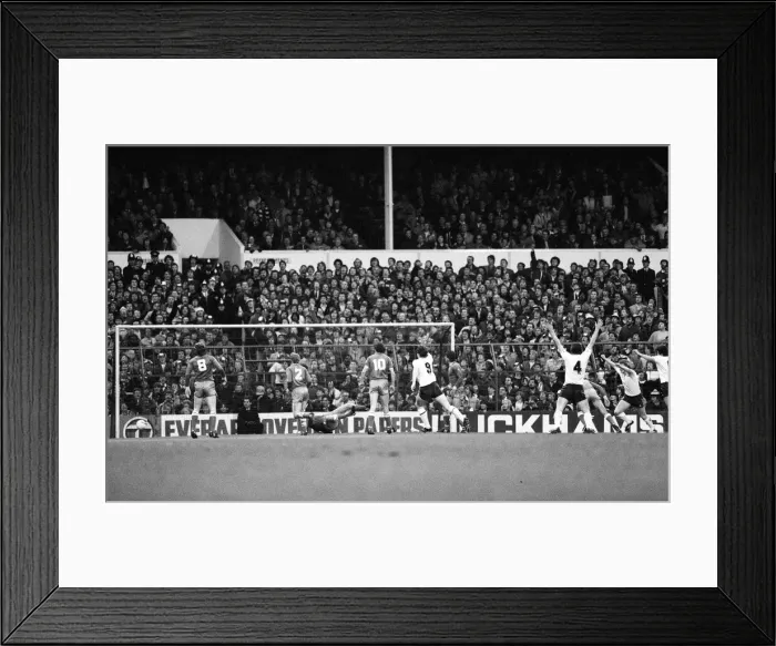 Framed Print : English League Division One match at White Hart Lane. Tottenham Hotspur v Swansea