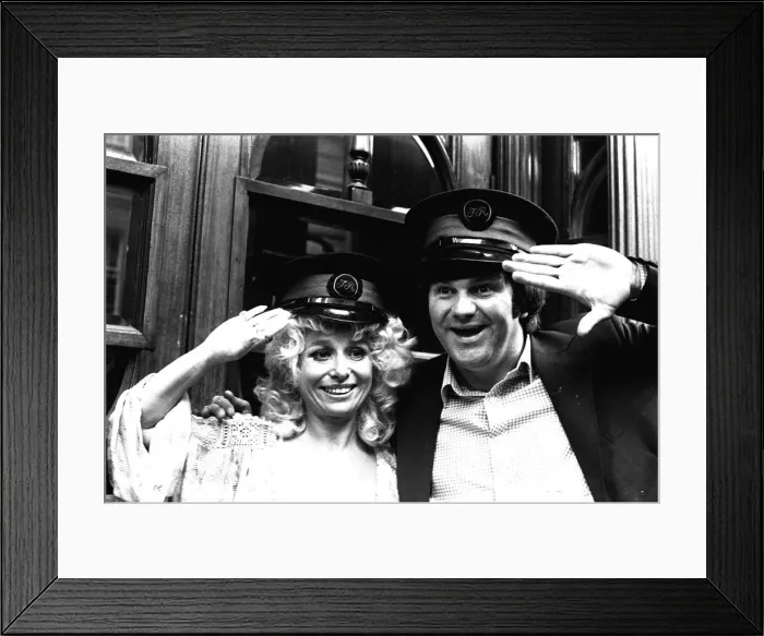 Framed Print : Carry-on actress Barbara Windsor with local comedian Spike Rawlings outside the Threatre