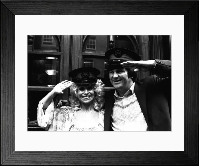 Framed Print : Carry-on actress Barbara Windsor with local comedian Spike Rawlings outside the Threatre