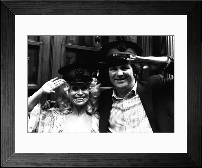 Framed Print : Carry-on actress Barbara Windsor with local comedian Spike Rawlings outside the Threatre