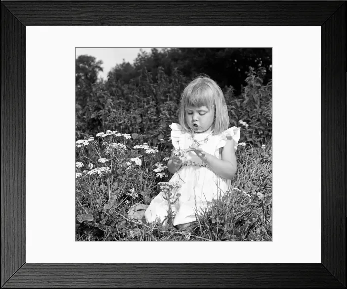 Framed Print : Siblings, Helen (3) and Paul Burrows (9) from Waterloo, London Framed Print : Siblings, Helen (3) and Paul Burrows (9) from Waterloo, London