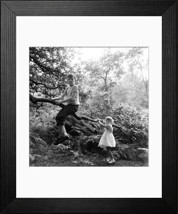 Framed Print : Siblings, Helen (3) and Paul Burrows (9) from Waterloo, London Framed Print : Siblings, Helen (3) and Paul Burrows (9) from Waterloo, London