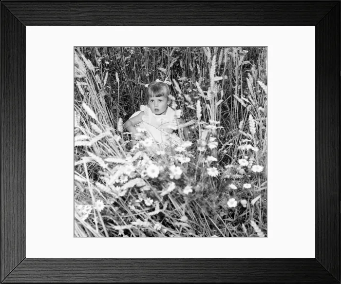 Framed Print : Siblings, Helen (3) and Paul Burrows (9) from Waterloo, London Framed Print : Siblings, Helen (3) and Paul Burrows (9) from Waterloo, London