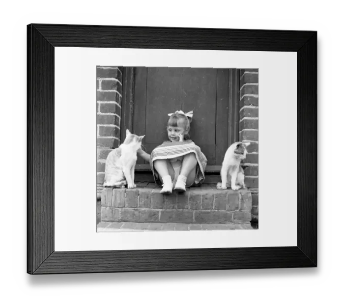 Framed Print : Siblings, Helen (3) and Paul Burrows (9) from Waterloo, London