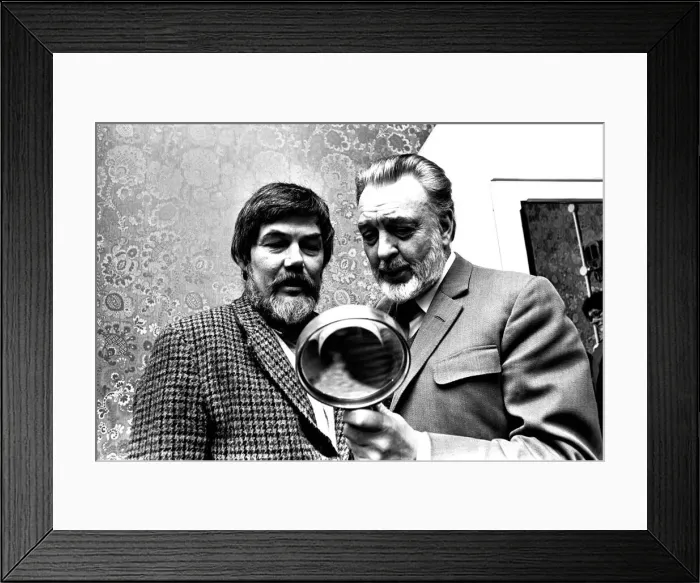Framed Print : Actor Donald Sinden was presented with an enormous magnifiying glass by namesake David