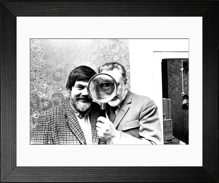 Framed Print : Actor Donald Sinden was presented with an enormous magnifiying glass by namesake David