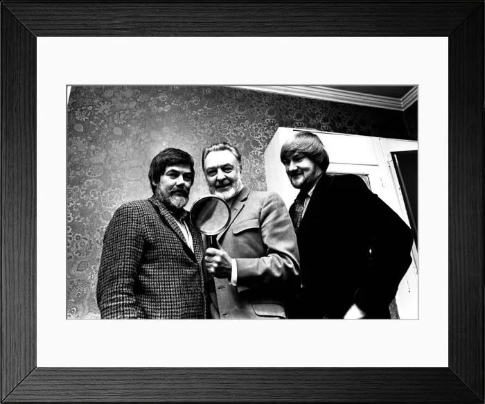 Framed Print : Actor Donald Sinden was presented with an enormous magnifiying glass by namesake David Framed Print : Actor Donald Sinden was presented with an enormous magnifiying glass by namesake David