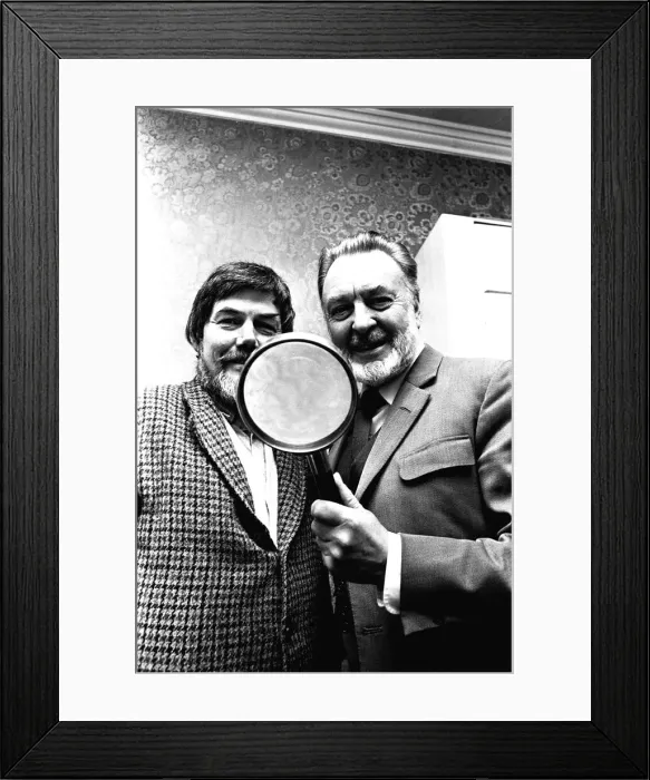 Framed Print : Actor Donald Sinden was presented with an enormous magnifiying glass by namesake David Framed Print : Actor Donald Sinden was presented with an enormous magnifiying glass by namesake David