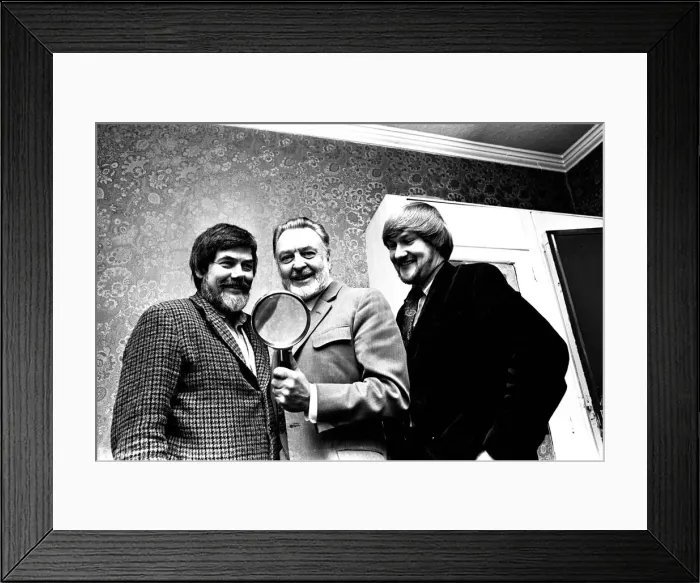 Framed Print : Actor Donald Sinden was presented with an enormous magnifiying glass by namesake David