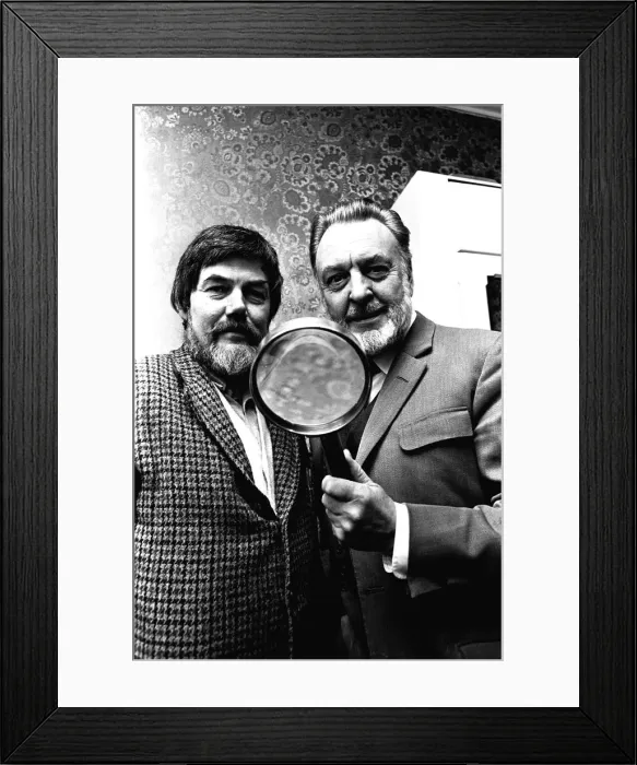 Framed Print : Actor Donald Sinden was presented with an enormous magnifiying glass by namesake David Framed Print : Actor Donald Sinden was presented with an enormous magnifiying glass by namesake David