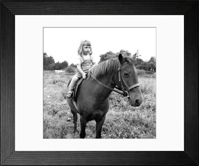 Framed Print : Siblings, Helen (3) and Paul Burrows (9) from Waterloo, London Framed Print : Siblings, Helen (3) and Paul Burrows (9) from Waterloo, London