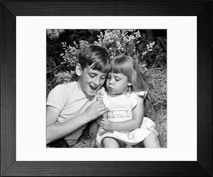 Framed Print : Siblings, Helen (3) and Paul Burrows (9) from Waterloo, London Framed Print : Siblings, Helen (3) and Paul Burrows (9) from Waterloo, London