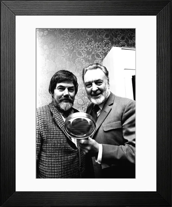 Framed Print : Actor Donald Sinden was presented with an enormous magnifiying glass by namesake David Framed Print : Actor Donald Sinden was presented with an enormous magnifiying glass by namesake David