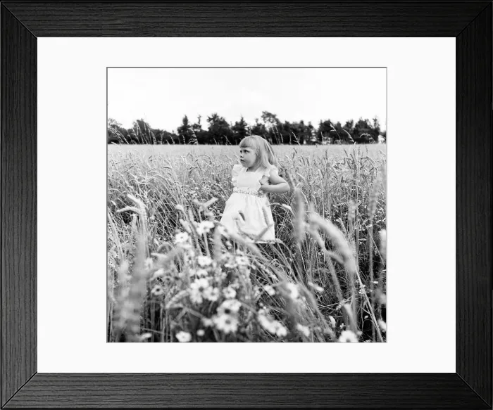 Framed Print : Siblings, Helen (3) and Paul Burrows (9) from Waterloo, London Framed Print : Siblings, Helen (3) and Paul Burrows (9) from Waterloo, London