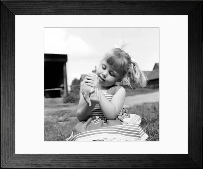 Framed Print : Siblings, Helen (3) and Paul Burrows (9) from Waterloo, London Framed Print : Siblings, Helen (3) and Paul Burrows (9) from Waterloo, London