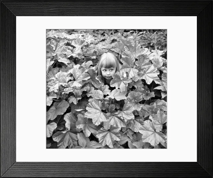 Framed Print : Siblings, Helen (3) and Paul Burrows (9) from Waterloo, London Framed Print : Siblings, Helen (3) and Paul Burrows (9) from Waterloo, London