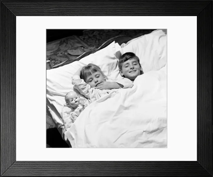 Framed Print : Siblings, Helen (3) and Paul Burrows (9) from Waterloo, London Framed Print : Siblings, Helen (3) and Paul Burrows (9) from Waterloo, London