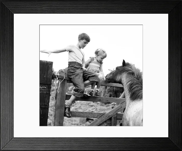 Framed Print : Siblings, Helen (3) and Paul Burrows (9) from Waterloo, London