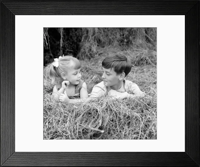 Framed Print : Siblings, Helen (3) and Paul Burrows (9) from Waterloo, London Framed Print : Siblings, Helen (3) and Paul Burrows (9) from Waterloo, London