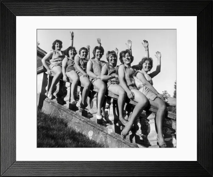 Framed Print : The Sack Look'is back in fashion against amongst girls of the University of