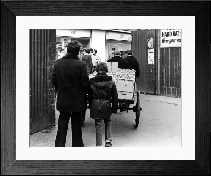 Framed Print : Illegal street trader Kit is on the move to evade police on 31st January 1981 Framed Print : Illegal street trader Kit is on the move to evade police on 31st January 1981