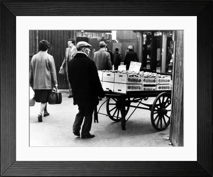 Framed Print : Illegal street trader Kit is on the move to evade police on 31st January 1981 Framed Print : Illegal street trader Kit is on the move to evade police on 31st January 1981
