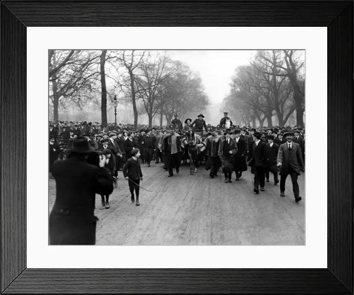 Framed Print : Suffragettes march to Parliament in London on 19th November 1910 Framed Print : Suffragettes march to Parliament in London on 19th November 1910