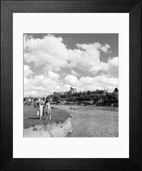 Framed Print : A woman and a young girl looking across the River Thames Framed Print : A woman and a young girl looking across the River Thames