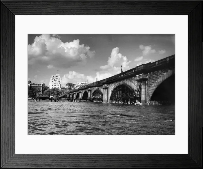 Framed Print : Preparations are made to shore up the arches of Waterloo Bridge prior to the commencement Framed Print : Preparations are made to shore up the arches of Waterloo Bridge prior to the commencement